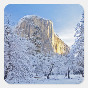 Sonnenaufgang Licht trifft El Capitan durch schnee Quadratischer Aufkleber
