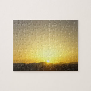 Sonnenaufgang mit Hügeln und Bäumen