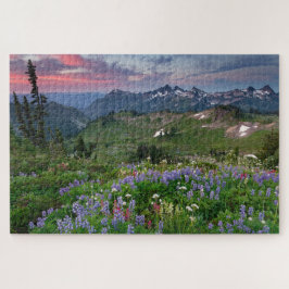 Sonnenaufgang mit Wildblume Wiese auf dem Rainier