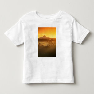 Sonnenaufgang orange färbt den Nebel im Tal in Kleinkind T-shirt
