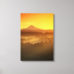 Sonnenaufgang orange färbt den Nebel im Tal in Leinwanddruck