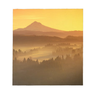 Sonnenaufgang orange färbt den Nebel im Tal in Notizblock