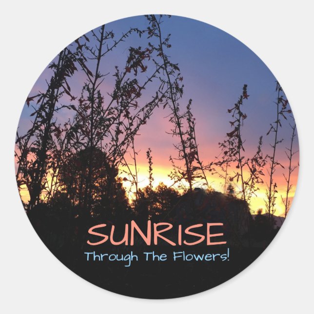 Sonnenaufgang scheint zwischen Wildblumen Silhouet Runder Aufkleber (Vorderseite)