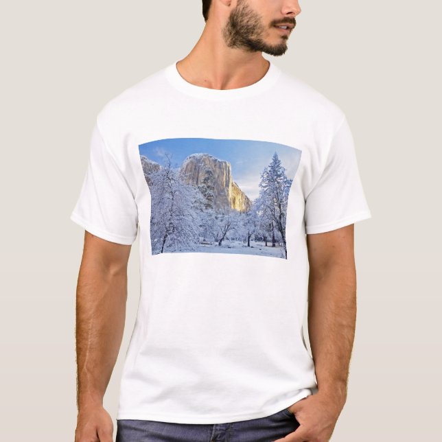 Sonnenaufgang trifft El Capitan durch Schnee T-Shirt (Vorderseite)