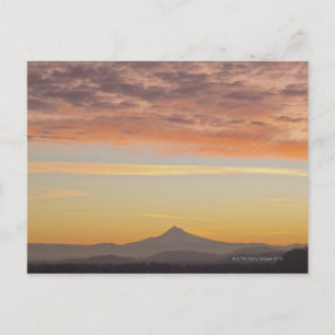 Sonnenaufgang über Berghütte Postkarte