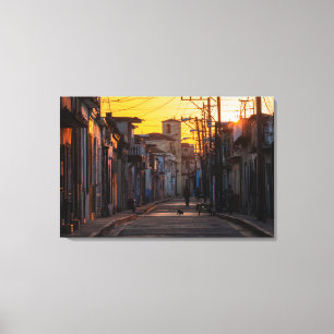 Sonnenaufgang über Camaguey-Stadt-Straße, Leinwanddruck