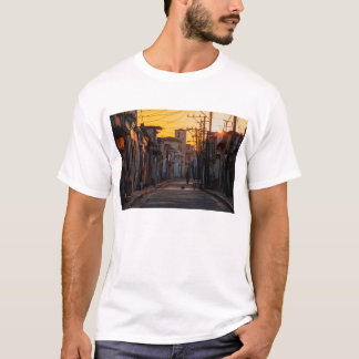 Sonnenaufgang über Camaguey-Stadt-Straße, T-Shirt