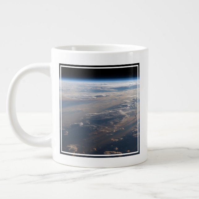Sonnenaufgang über dem philippinischen Meer mit la Jumbo-Tasse (Links)