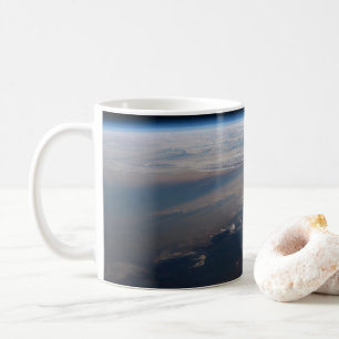 Sonnenaufgang über dem philippinischen Meer mit la Kaffeetasse