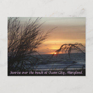 Sonnenaufgang über dem Strand an... Postkarte