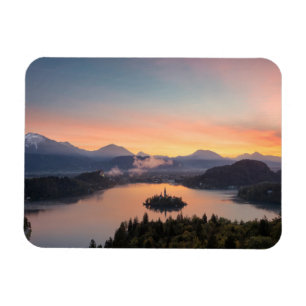 Sonnenaufgang über dem Viereckmagnet des Sees Magnet