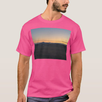 Sonnenaufgang über den aktiven Bergen T-Shirt