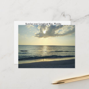 Sonnenaufgang über der stillen Küste Postkarte