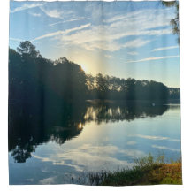 Sonnenaufgang über einem See in Georgia