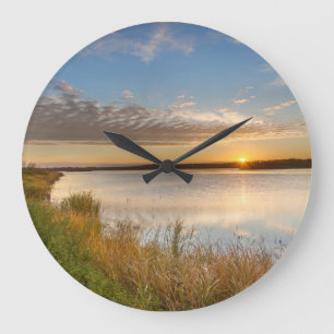 Sonnenaufgang über Feuchtgebiete im Arrowwood Nat Große Wanduhr