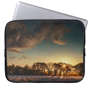 Sonnenaufgang über frostigen Feldern in Norfolk Laptopschutzhülle