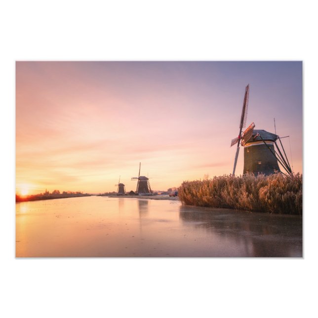 Sonnenaufgang über gefrorenem Fluss mit Windmühlen Fotodruck (Vorne)
