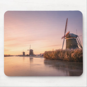 Sonnenaufgang über gefrorenem Fluss mit Windmühlen Mousepad