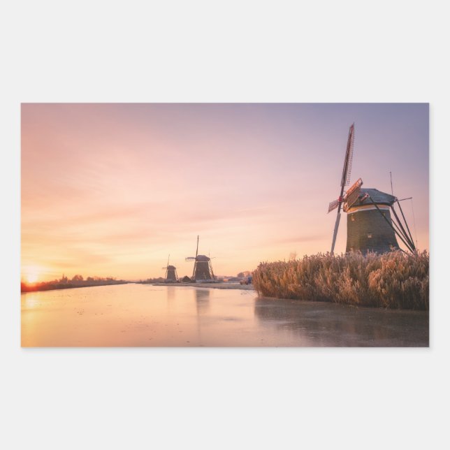 Sonnenaufgang über gefrorenem Fluss mit Windmühlen Rechteckiger Aufkleber (Vorderseite)