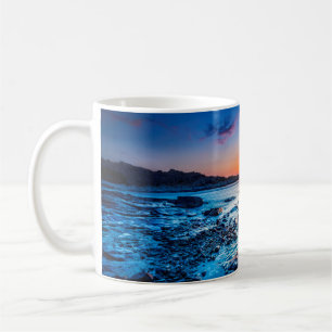 Sonnenaufgang über Horizont an der Küste an der Kaffeetasse