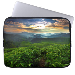 Sonnenaufgang über Tee-Bauernhof Laptopschutzhülle