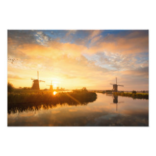 Sonnenaufgang über Windmühlen und einem Fluss in Fotodruck