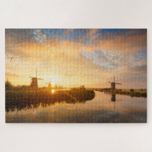 Sonnenaufgang über Windmühlen und einem Fluss in H