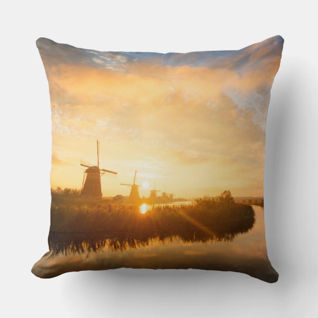 Sonnenaufgang über Windmühlen und einem Fluss in H Kissen (Vorderseite)