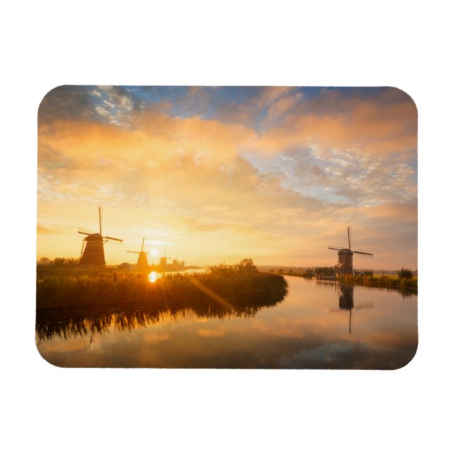 Sonnenaufgang über Windmühlen und einem Fluss in H Magnet (Horizontal)