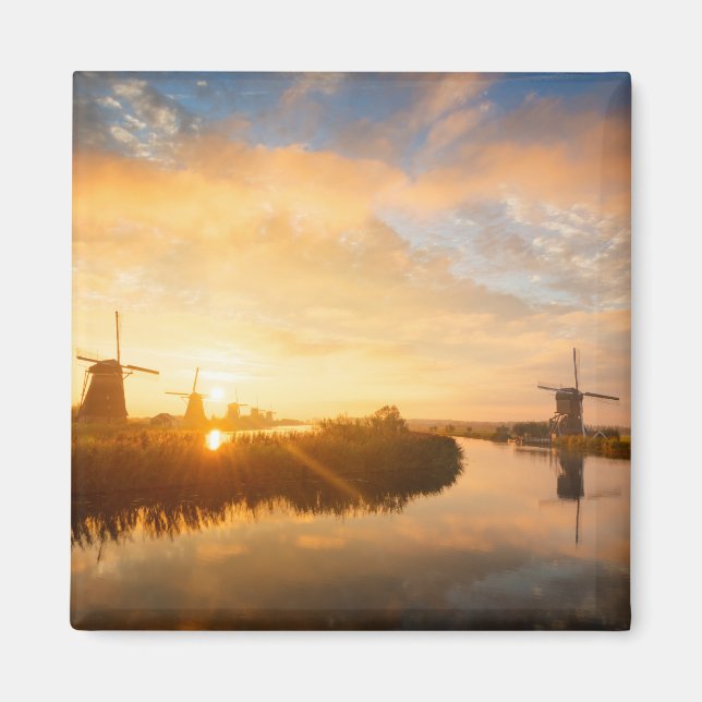 Sonnenaufgang über Windmühlen und einem Fluss in H Magnet (Vorne)