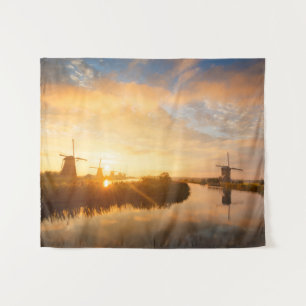 Sonnenaufgang über Windmühlen und einem Fluss in H Wandteppich