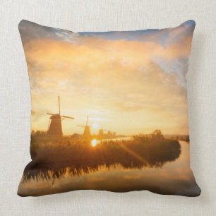 Sonnenaufgang über Windmühlen und einem Fluss in Kissen