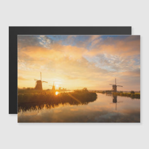 Sonnenaufgang über Windmühlen und einem Fluss in Magneteinladung
