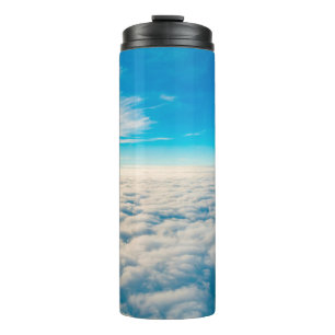 Sonnenaufgang über Wolken aus dem Flugzeugfenster Thermosbecher