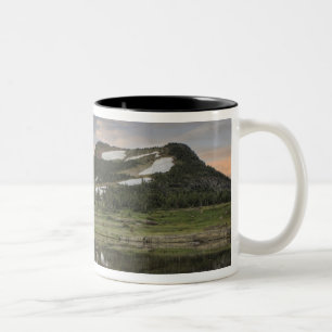 Sonnenaufgang und Spiegelung, Glacier-Nationalpark Zweifarbige Tasse