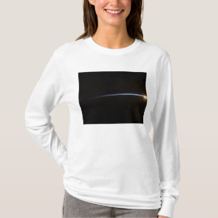 Sonnenaufgang, wie im Raum angesehen T-Shirt