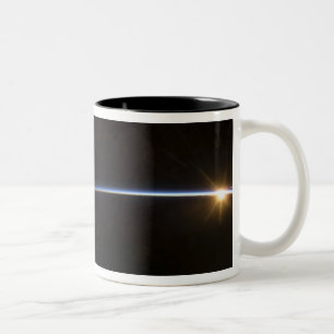 Sonnenaufgang, wie im Raum angesehen Zweifarbige Tasse