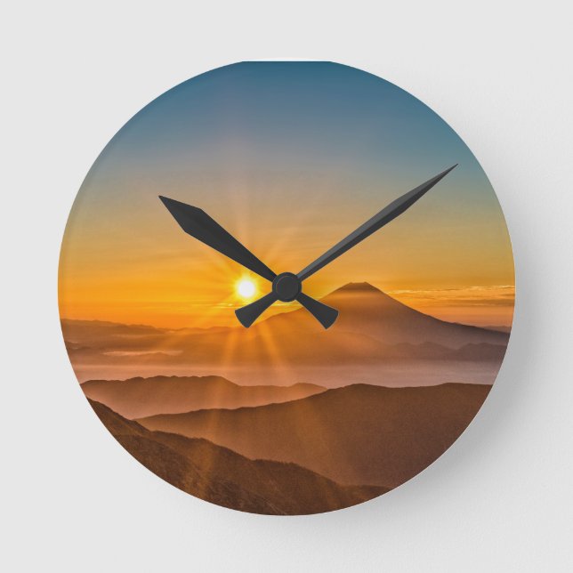 Sonnenaufgang zwischen den Hügeln Runde Wanduhr (Vorderseite)