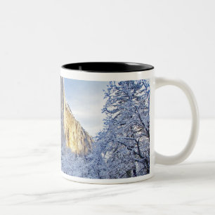 Sonnenaufgangslicht trifft El Capitan durch schnee Zweifarbige Tasse