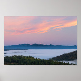 Sonnenaufgangsnebel im Tal Triglav, Slowenien Poster