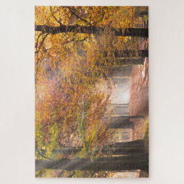 Sonnenbänke im Herbstwald