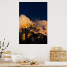 Sonnenbeleuchtete Berge bedeckt mit Wolken Poster