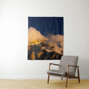 Sonnenbeleuchtete Berge bedeckt mit Wolken Wandteppich