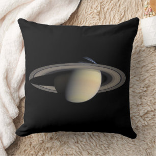 Sonnenbeschienener Saturn Gasriesenplanet von Cass Kissen