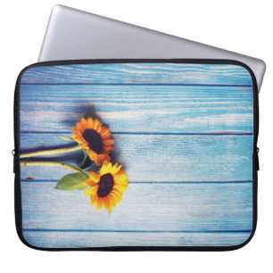 Sonnenblume an der blauen Holzwand Laptopschutzhülle