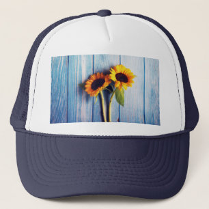 Sonnenblume an der blauen Holzwand Truckerkappe