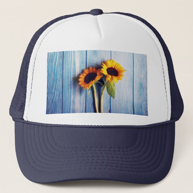 Sonnenblume an der blauen Holzwand Truckerkappe (Vorderseite)