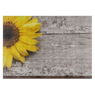 Sonnenblume auf einem Holztisch Schneidebrett