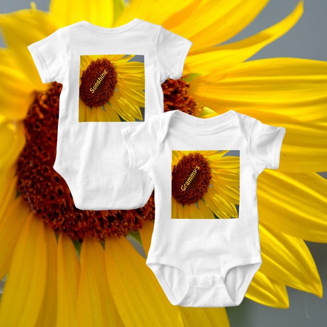 Sonnenblume, individualisierbarer Grammy's Sunshin Baby Strampler (Von Creator hochgeladen)
