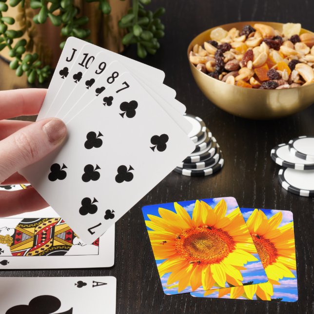 Sonnenblume mit Bienen, die Karten spielen Spielkarten (In Situ)